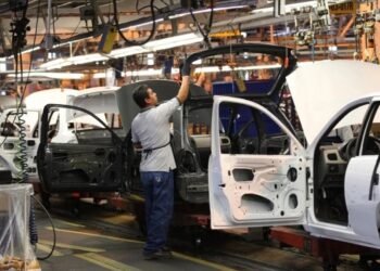 La caída silenciosa: La exportación de vehículos ligeros en México hila su tercer desplome