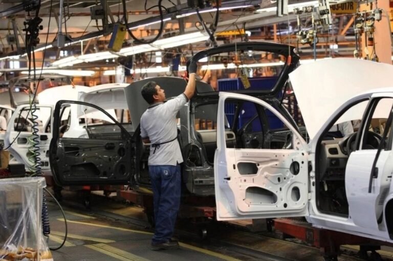 La caída silenciosa: La exportación de vehículos ligeros en México hila su tercer desplome