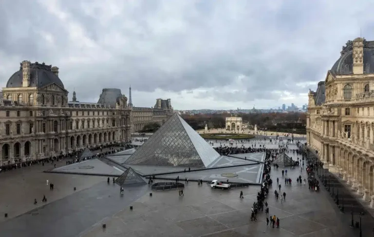 La crisis del Museo del Louvre: la huelga por el robo de $102 millones