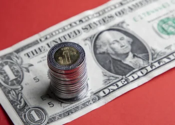 La escalada geopolítica que golpea al peso: dólar se acerca a 18