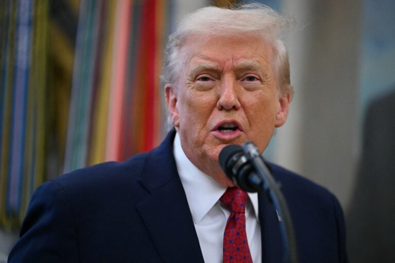 La guerra oculta: El bloqueo de Trump a Venezuela y la paga de 1,776 dólares