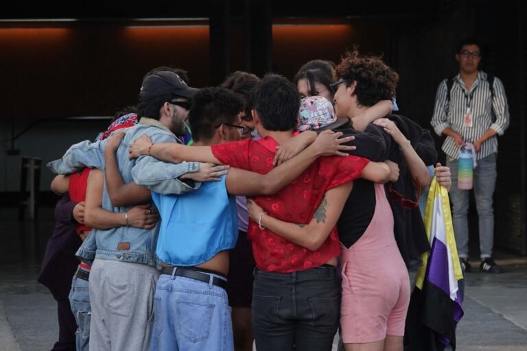 La verdad invisible: por qué aumentan las crisis emocionales LGBT+ en diciembre