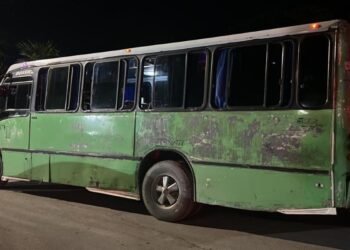 EN LA SM-74: Fallece motociclista arrollado por autobús