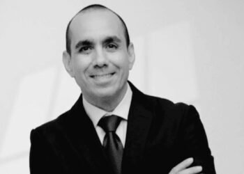 Muere Alex Delgado: El compromiso inquebrantable, voz clave de NotiUno