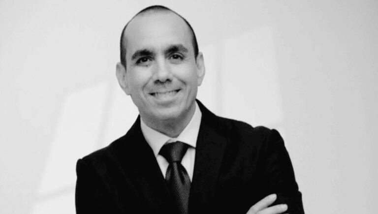 Muere Alex Delgado: El compromiso inquebrantable, voz clave de NotiUno