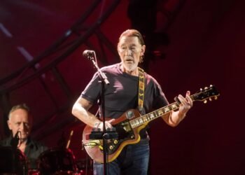 Muere Christopher Anton Rea: La carretera al cielo de la voz grave del blues navideño