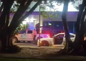 PERSECUCIÓN Y ARRESTOS: Despliegue policiaco genera alarma en aeropuerto de Cancún (VIDEO)