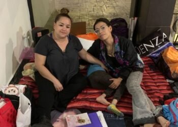 Víctima de violencia vicaria cumple 3 días de plantón en Centro de Justicia para Mujeres