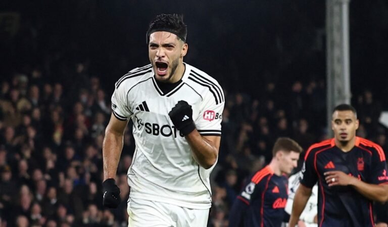 Raúl Jiménez iguala un récord histórico y aleja al Fulham del descenso