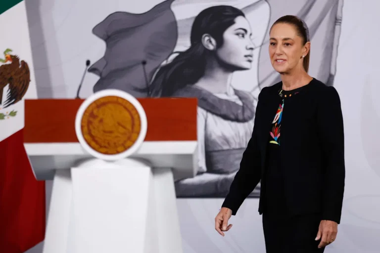 Sheinbaum encabeza entrega de miles de libros gratuitos del FCE en el Zócalo