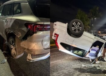 DOS LESIONADOS: Se vuelca camioneta tras chocar con autos estacionados en avenida 135