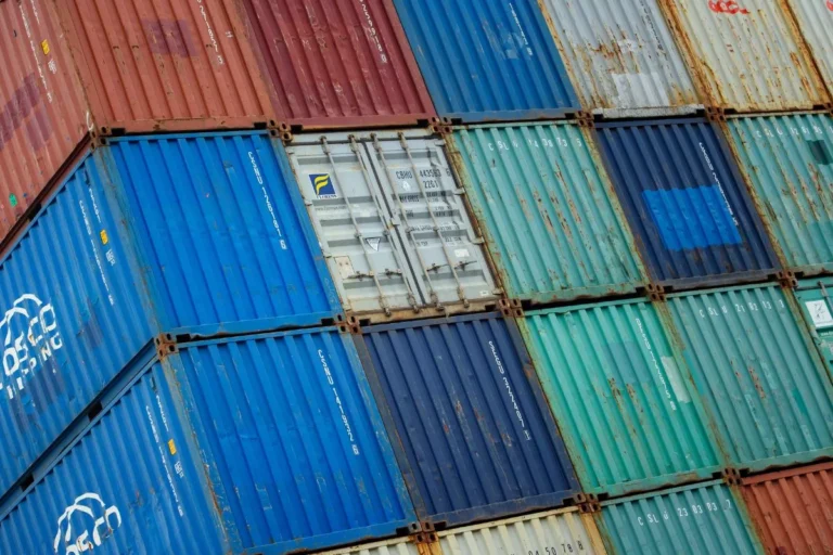 Vagón sin control recorre Nogales y se impacta frente al muro fronterizo