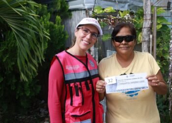 Entregan láminas de zinc para reforzar techos de viviendas en Isla Mujeres