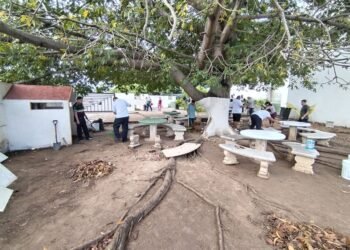 Restauran voluntarios área de descanso frente al Hospital IMSS–Bienestar