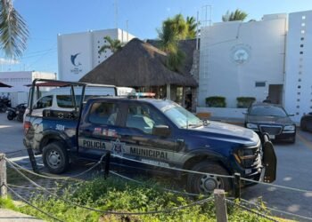 Hallan hombre sin vida flotando en Puerto Juárez