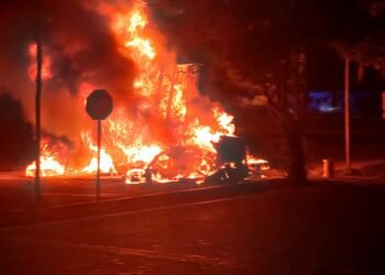 Tráiler se sale del camino en Tulum–Playa; provoca incendio y cortes de energía