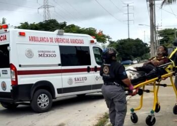 Abandonan a adulto mayor en la vía pública en Cancún