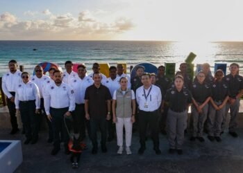CANCÚN: Entregan uniformes de guardavidas
