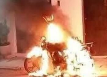 Incendian camioneta de forma intencional en el centro de Chetumal