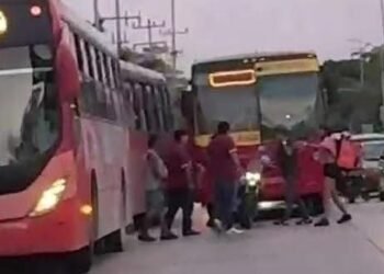 ALTERCADO VIAL: Motociclista rompe ventana de camión y provoca trifulca en avenida Cobá