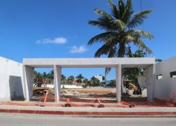 ISLA MUJERES: Avanza la rehabilitación de la cancha de futbol soccer del campo de la Salina