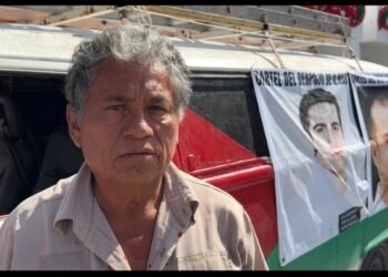 Denuncia activista presunto abuso policial y protesta frente a Palacio Municipal