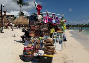 «MALA IMAGEN Y ESCONDE DELITOS»: Urgen hoteleros frenar ambulantaje en Tulum