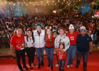 Realizan encendido navideño en Zona Continental de Isla Mujeres