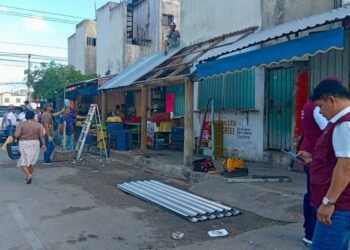 RETIRAN ESTRUCTURAS: Recuperan espacios públicos invadidos por comercios