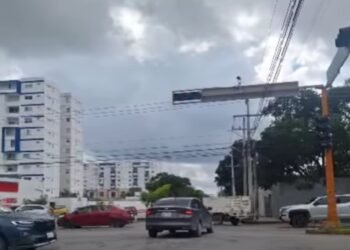 NEGLIGENCIA EN TRÁNSITO: Permanecen descompuestos semáforos en estratégico cruzamiento (VIDEO)