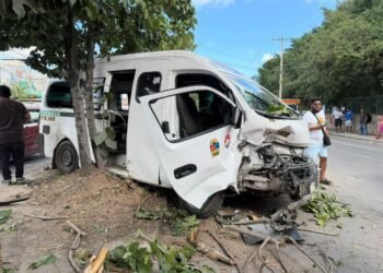 Encontronazo entre combi de TTE, camioneta y taxi deja 7 lesionados