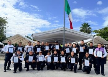 Reconocen trabajo de las y los policías de Isla Mujeres en su día