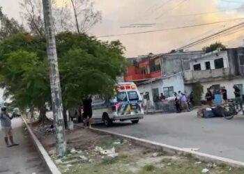 PÁNICO EN TIANGUIS: Balean a dos hombres en Región 100 de Cancún