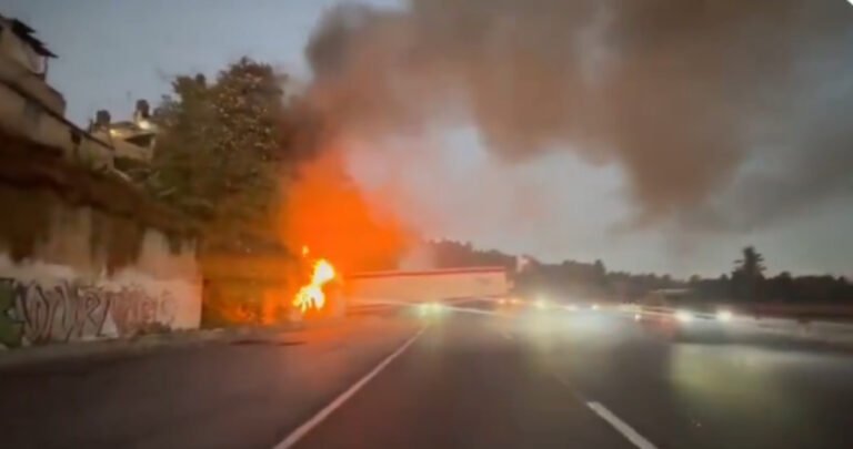 Choque e incendio de tráiler desata caos vial en autopista México-Toluca