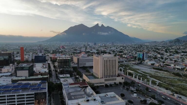 Clima en Monterrey: Descenso ártico de 20°C y alerta por vientos del 22 al 26 de enero