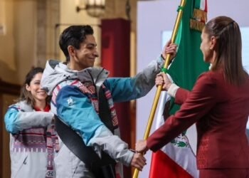 El abanderamiento histórico de Sheinbaum a la delegación invernal mexicana