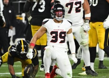 El fin de una era en Pittsburgh: la defensa de los Texans expone a Rodgers y Tomlin