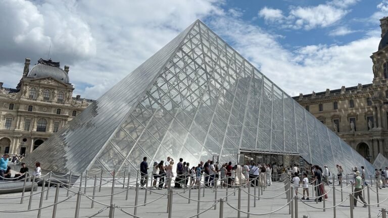El luto del louvre: precios diferenciados castigan el acceso global tras un robo audaz