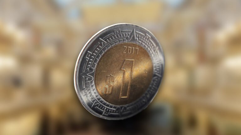 El peso mexicano cierra en 17.36, su mejor nivel desde mayo de 2024