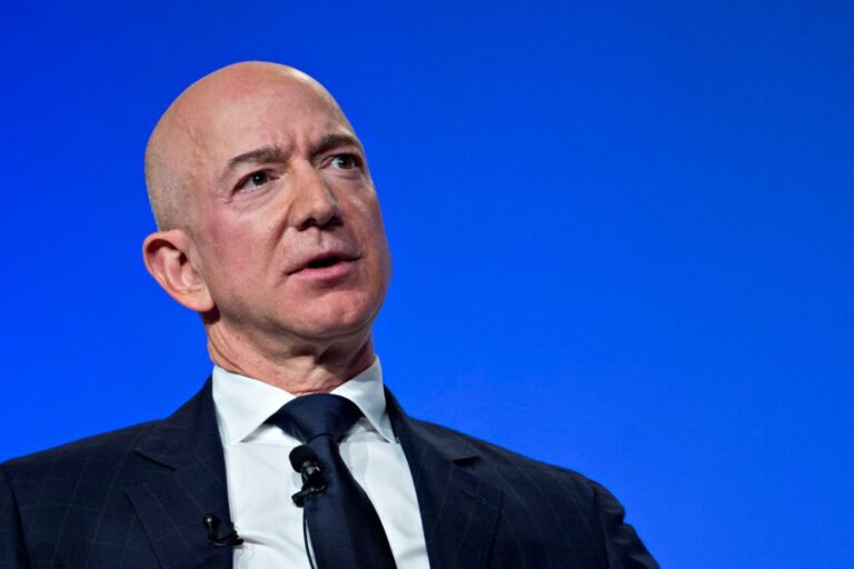 El plan de Jeff Bezos para competir con Starlink de Elon Musk