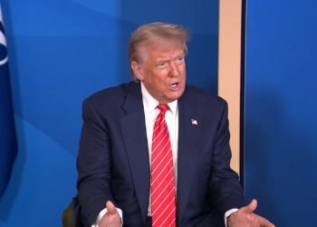 El presidente Trump amenaza con agregar sondeo negativo a su demanda contra el NYT