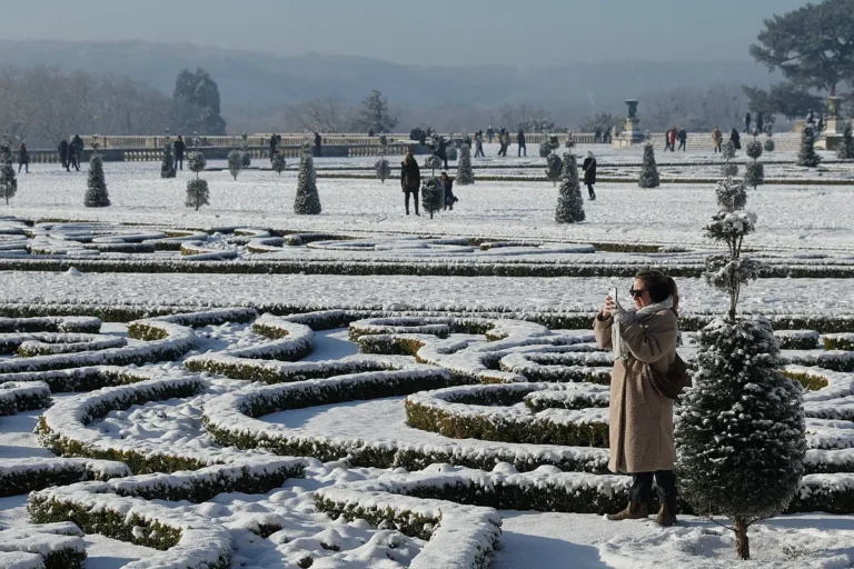 El temporal de nieve paraliza Europa: caos en vuelos, trenes y seis muertos
