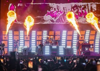 Green Day encabeza la ceremonia de apertura del Supertazón 60 en California