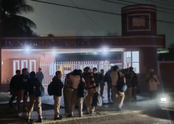 POR SEGURIDAD: Piden cambiar horario escolar por oscuridad matutina