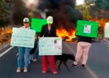 Habitantes bloquean carretera Apatzingán-Tepalcatepec tras desaparición de seis personas