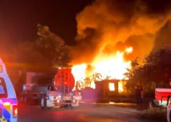 CUANTIOSAS PÉRDIDAS: Incendio arrasa bazar hotelero en Arco Vial de Cancún