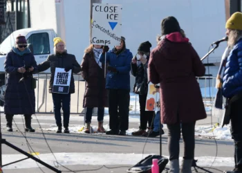 Juez exige al jefe del ICE justificar la negación de debido proceso