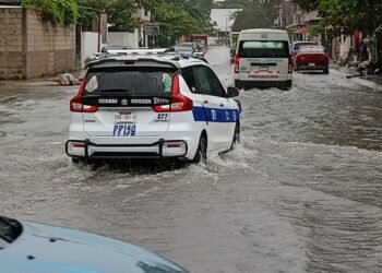 VIALIDADES BAJO EL AGUA: Severas afectaciones por lluvias en Playa del Carmen