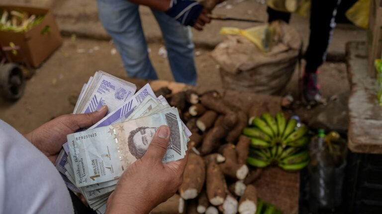 La crisis de Venezuela y Trump impacta al peso: dólar se fortalece