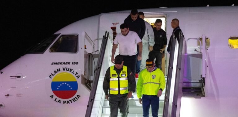 La paradoja: deportados venezolanos regresan tras el secuestro de Maduro